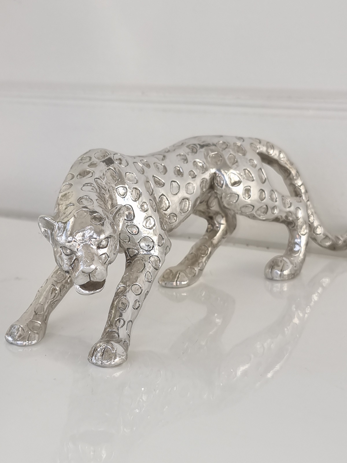 Leopard dekorationsdjur i silver. Besök blickfång.se