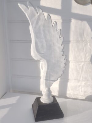 Vit vinge på fot prydnadsfigur. Besök blickfång.se