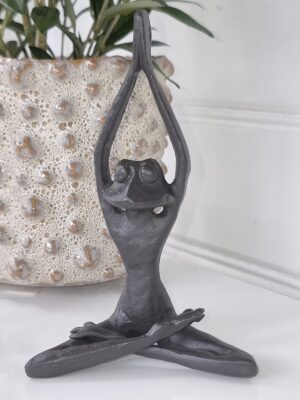 Yoga groda figur i gjutjärn. Besök Blickfang.se