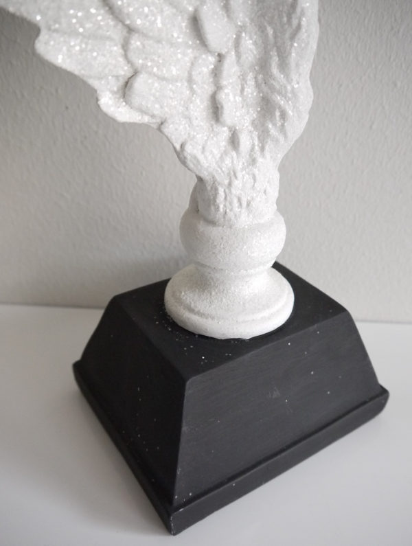vit-vinge-pa-fot-prydnadsfigur-2