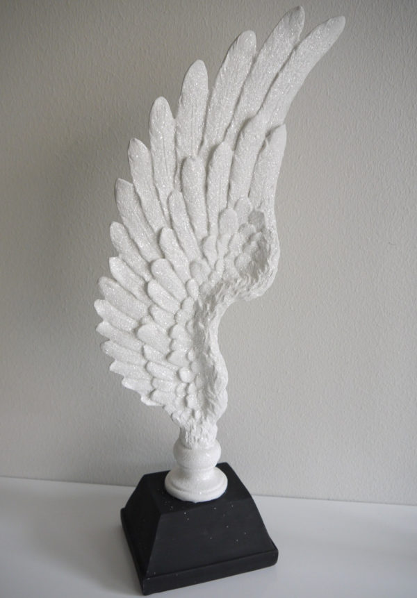 vit-vinge-pa-fot-prydnadsfigur