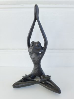 Yoga groda figur i gjutjärn. Besök blickfång.se
