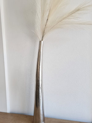 Hög smal vas i silver. Besök Blickfång.se