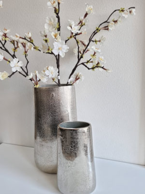 Oval vas i silver metall. Besök Blickfång.se