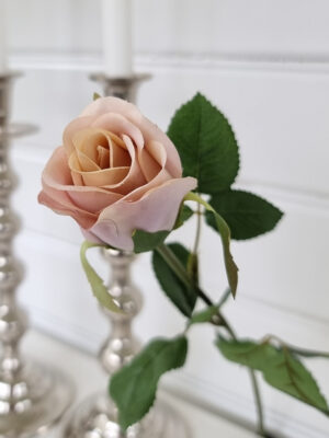 Rosa konstgjord ros. Besök Blickfång.se