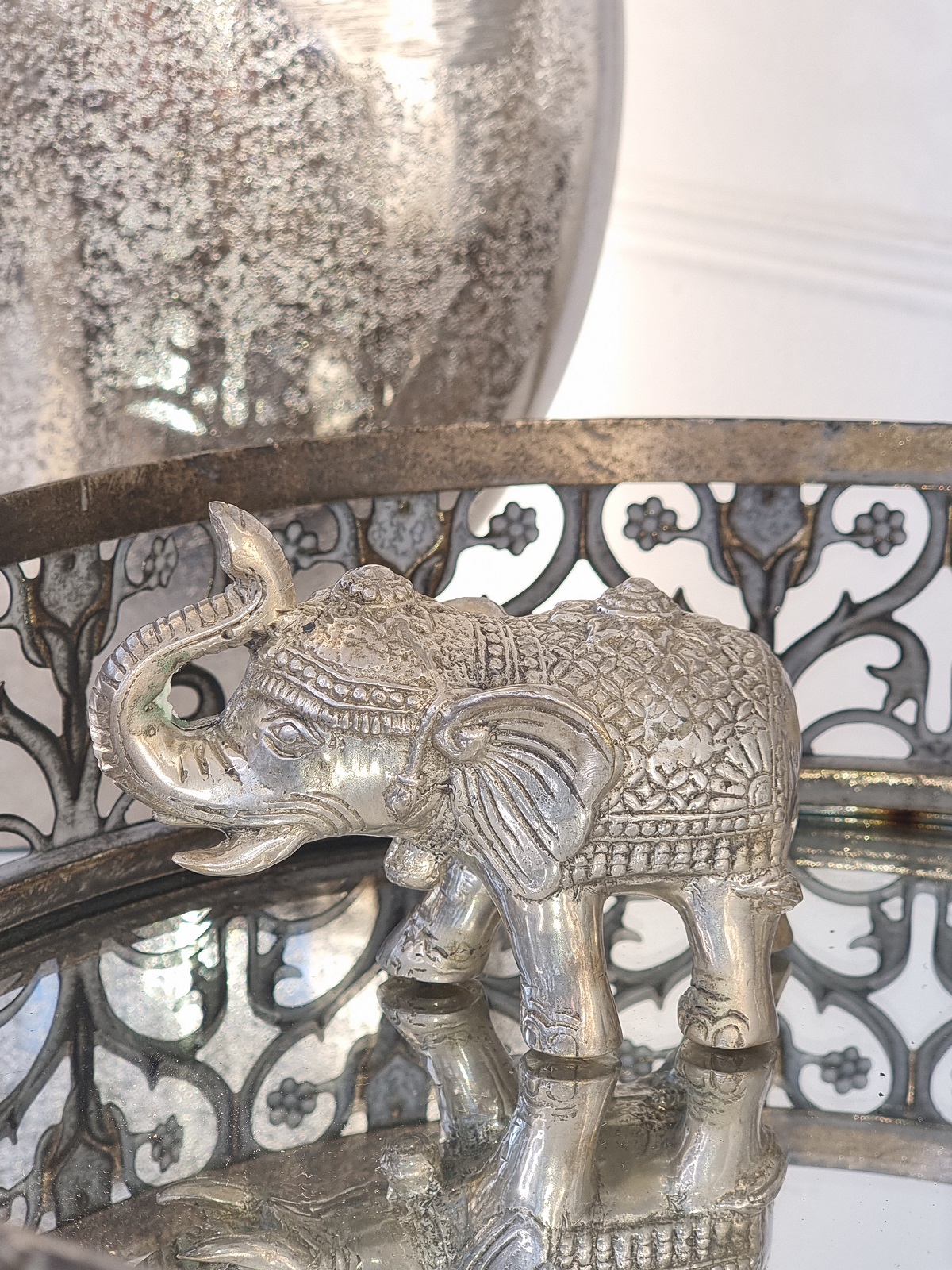 Dekorationsdjur liten elefant i silver. Besök blickfång.se