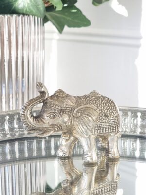Dekorationsdjur liten elefant i silver. Besök blickfång.se
