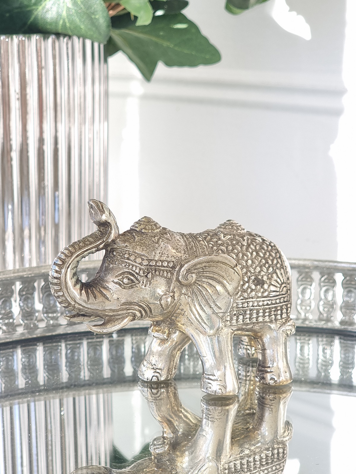 Dekorationsdjur liten elefant i silver. Besök blickfång.se