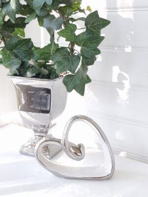 Kärleksfigur hjärta vitt silver. Besök Blickfång.se