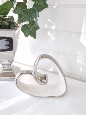 Kärleksfigur hjärta vitt silver. Besök blickfång.se