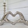 hjartformade-hander-i-blankt-silver-1