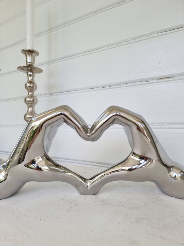 hjartformade-hander-i-blankt-silver-1