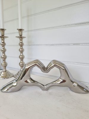 Hjärtformade händer i blankt silver. Besök Blickfång.se