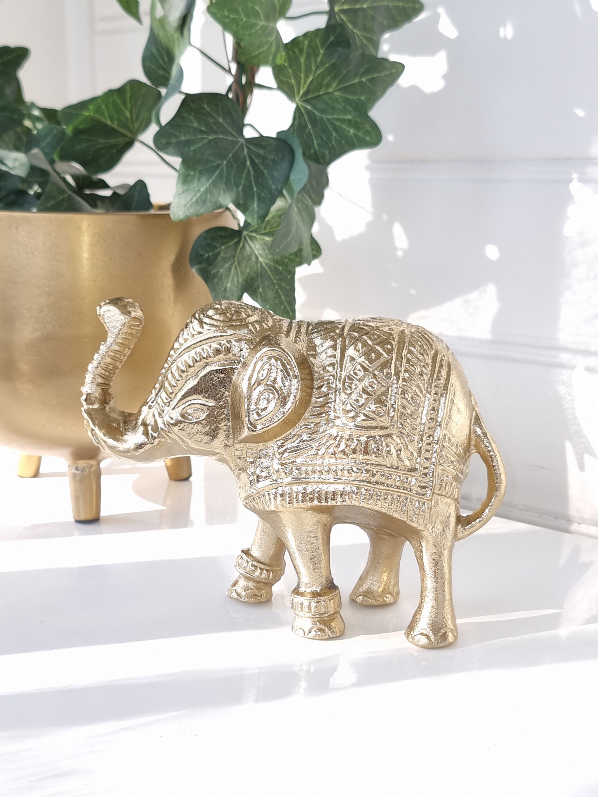 Dekoration elefant i guld metall. Besök blickfång.se
