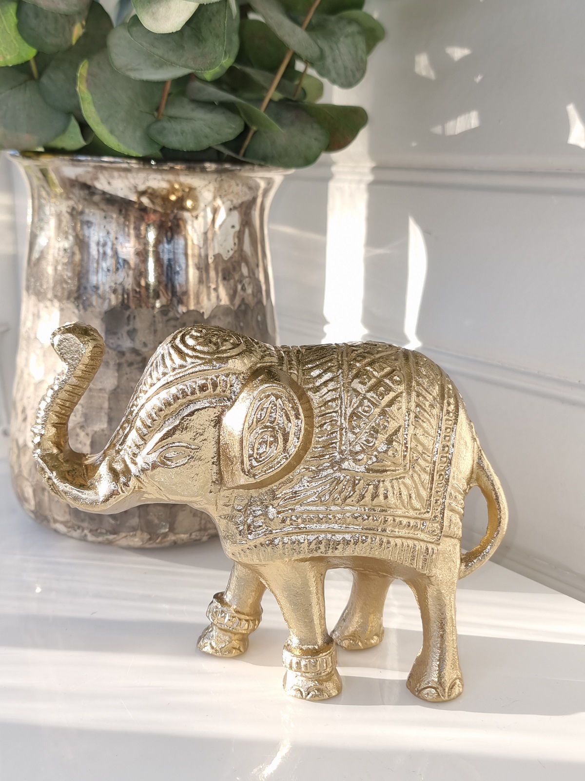 Dekoration elefant i guld metall. Besök blickfång.se