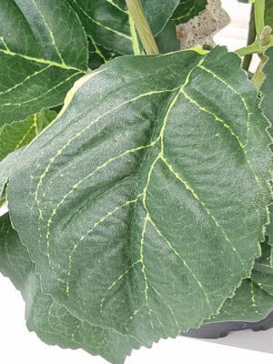 Konstgjord blad på en vit hortensia