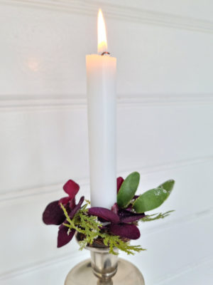 Ljusmanschett med mörklila blommor. Besök Blickfång.se