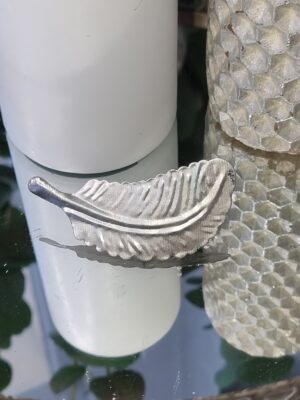 Ljussmycke fjäder i silver. Besök blickfång.se