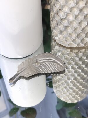 Ljussmycke fjäder i silver. Besök blickfång.se