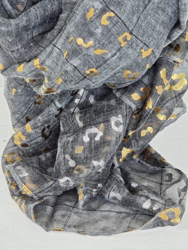 gra-scarf-med-monster-i-guld-och-silver-1