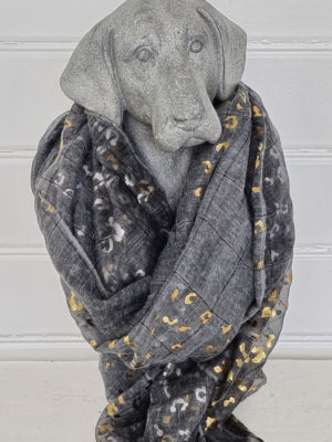 Grå scarf med mönster i guld och silver. Besök Blickfång.se