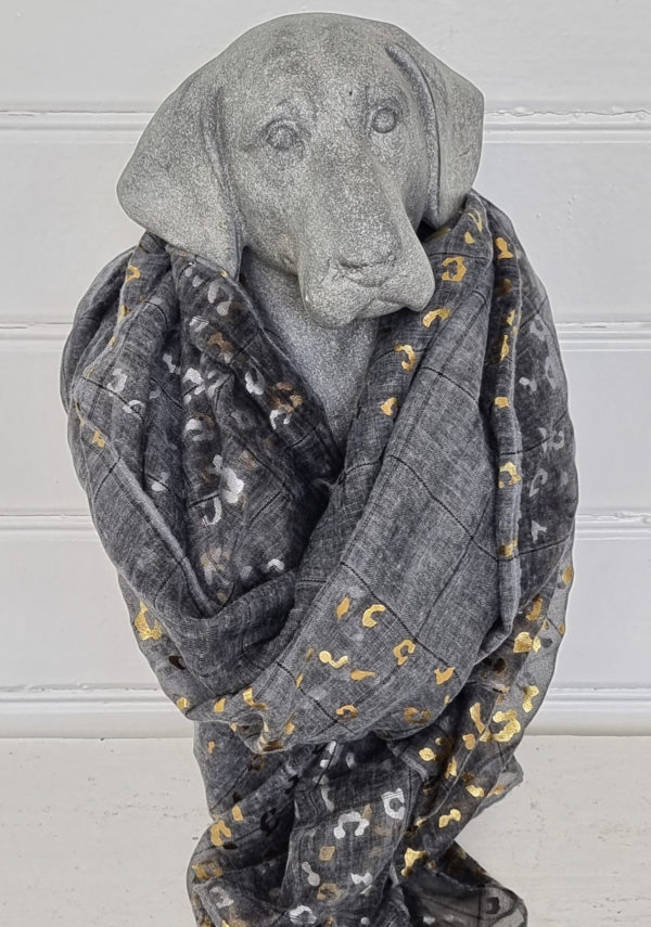 gra-scarf-med-monster-i-guld-och-silver