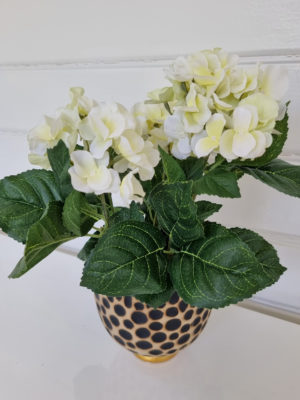 Konstgjord liten vit hortensia. Besök Blickfång.se
