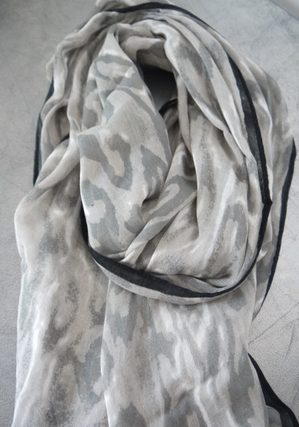 scarf-camouflage-grå-vit-1