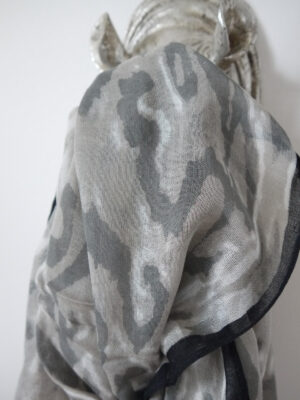 Scarf camouflage grå vit. Besök blickfång.se
