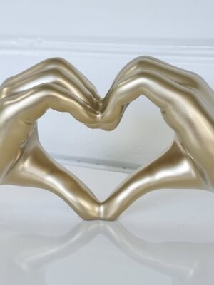 Hjärtformade händer i guld. Besök blickfång.se