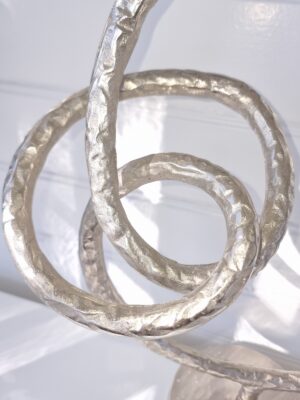 Skulptur ring på fot silver. Besök blickfång.se
