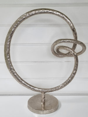 Skulptur ring på fot silver. Besök blickfång.se