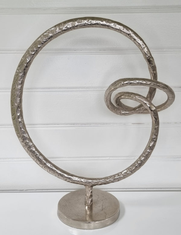Skulptur-ring-pa-fot-silver
