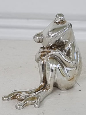Liten groda prydnad i silver. Besök blickfång.se