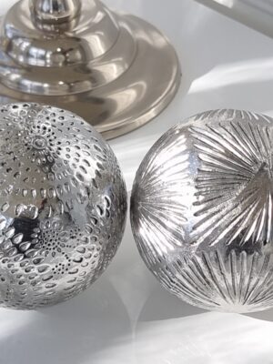 Rund kula i silver för dekoration. Besök Blickfång.se