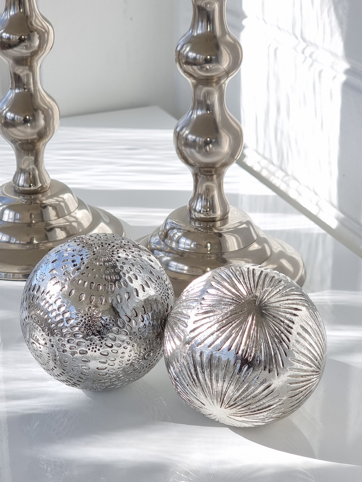 Rund kula i silver för dekoration. Besök blickfång.se