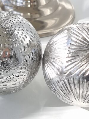 Rund kula i silver för dekoration. Besök Blickfång.se