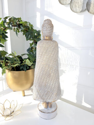 Buddha figur stående sett bakifrån