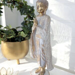 Stående buddha figur med händerna ihopp för dekoration