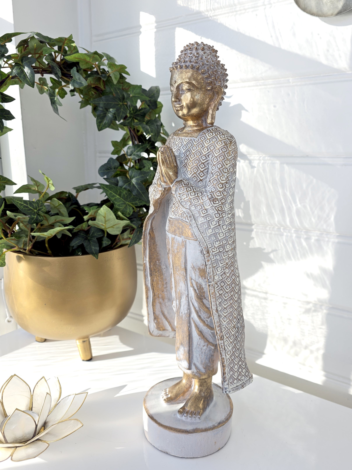 Buddha-staende-figur-for-dekoration