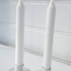Liten vit ljusstake med filigrandekor. Besök Blickfång.se
