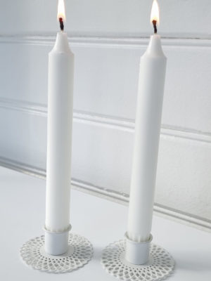 Liten vit ljusstake med filigrandekor. Besök Blickfång.se