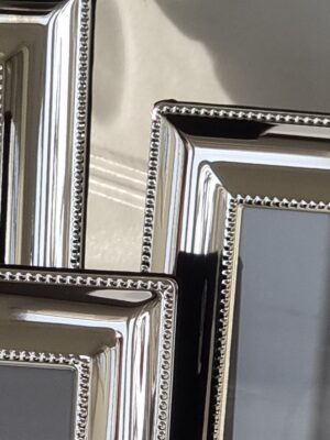 Silverram med dekor stilren design. Besök blickfång.se