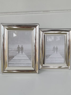 Silverram med dekor stilren design. Besök blickfång.se