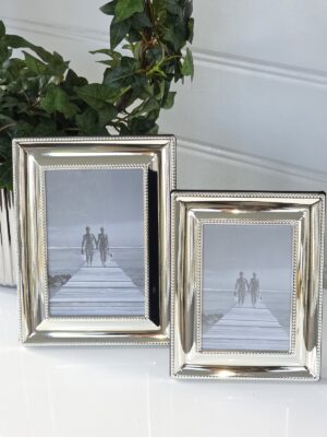 Silverram med dekor stilren design. Besök blickfång.se