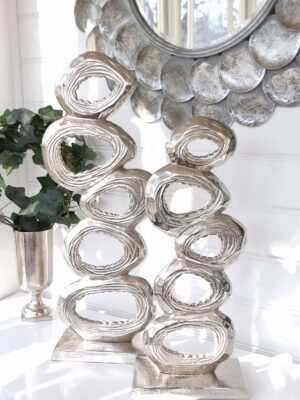 Skulptur ringar i silver på fot. Besök blickfång.se