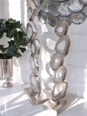 Skulptur ringar i silver på fot. Besök blickfång.se