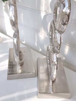 Skulptur ringar i silver på fot. Besök blickfång.se