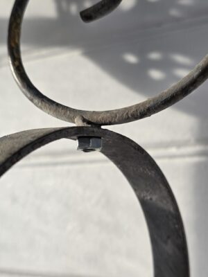 Vinställ med krona rost metall. Besök blickfång.se