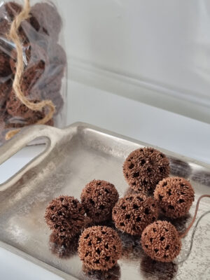 Dekoration små bruna kottar. Besök blickfång.se